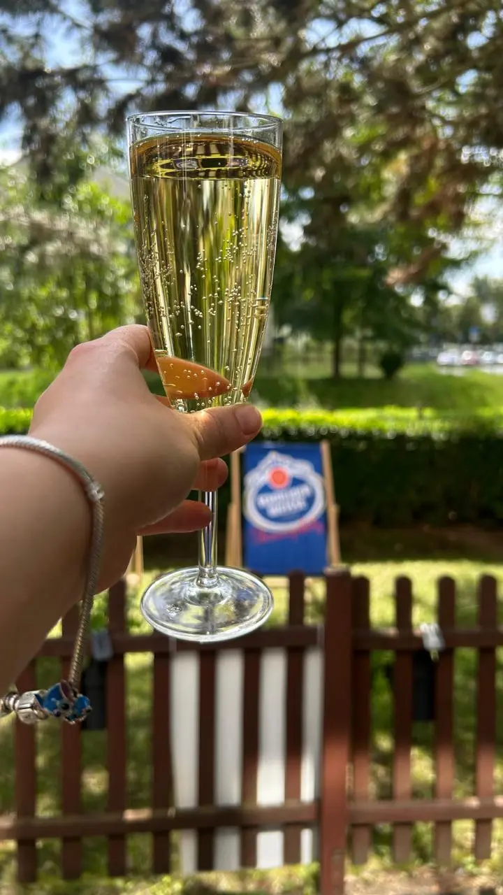 Prosecco im Außenbereich serviert