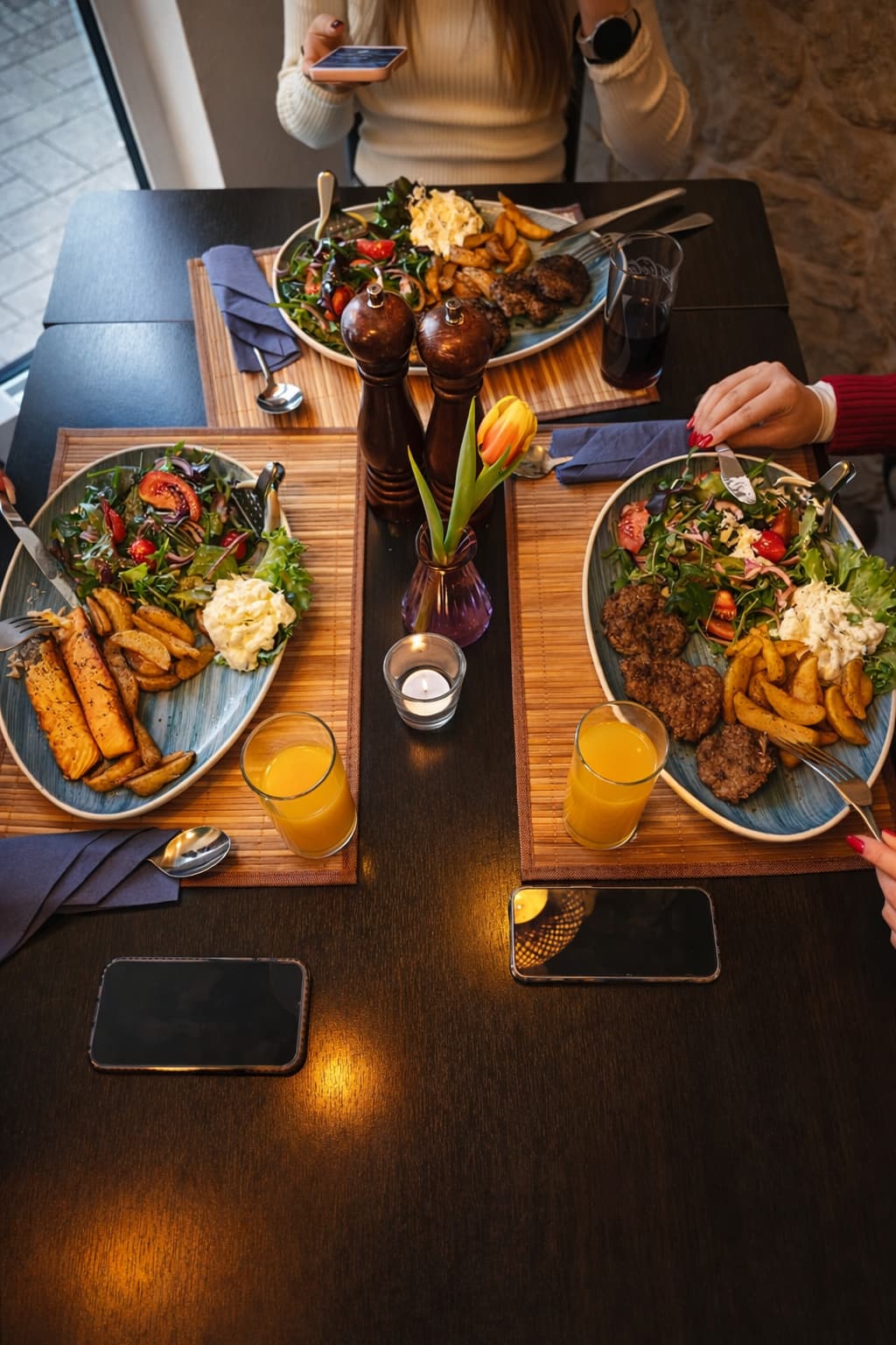 Serviertes Gericht auf dem Tisch