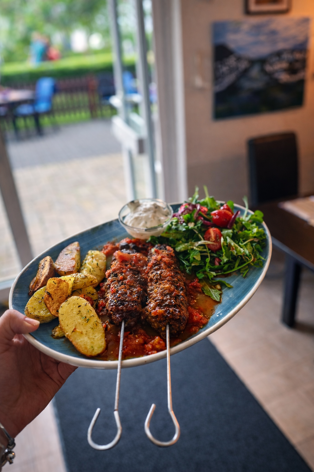 Kreativ angerichtetes Hauptgericht