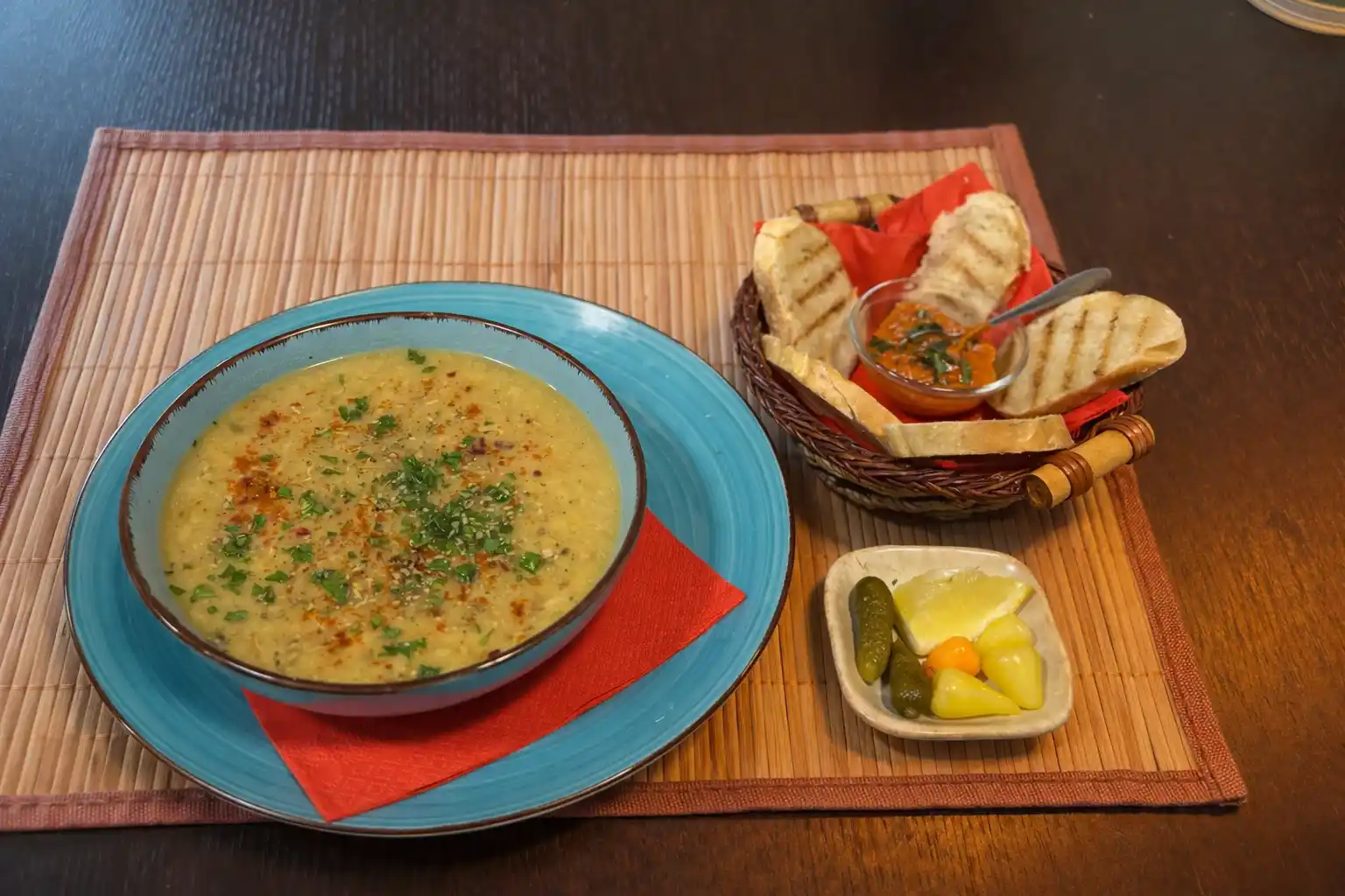 Frisch servierte Suppe als Vorspeise